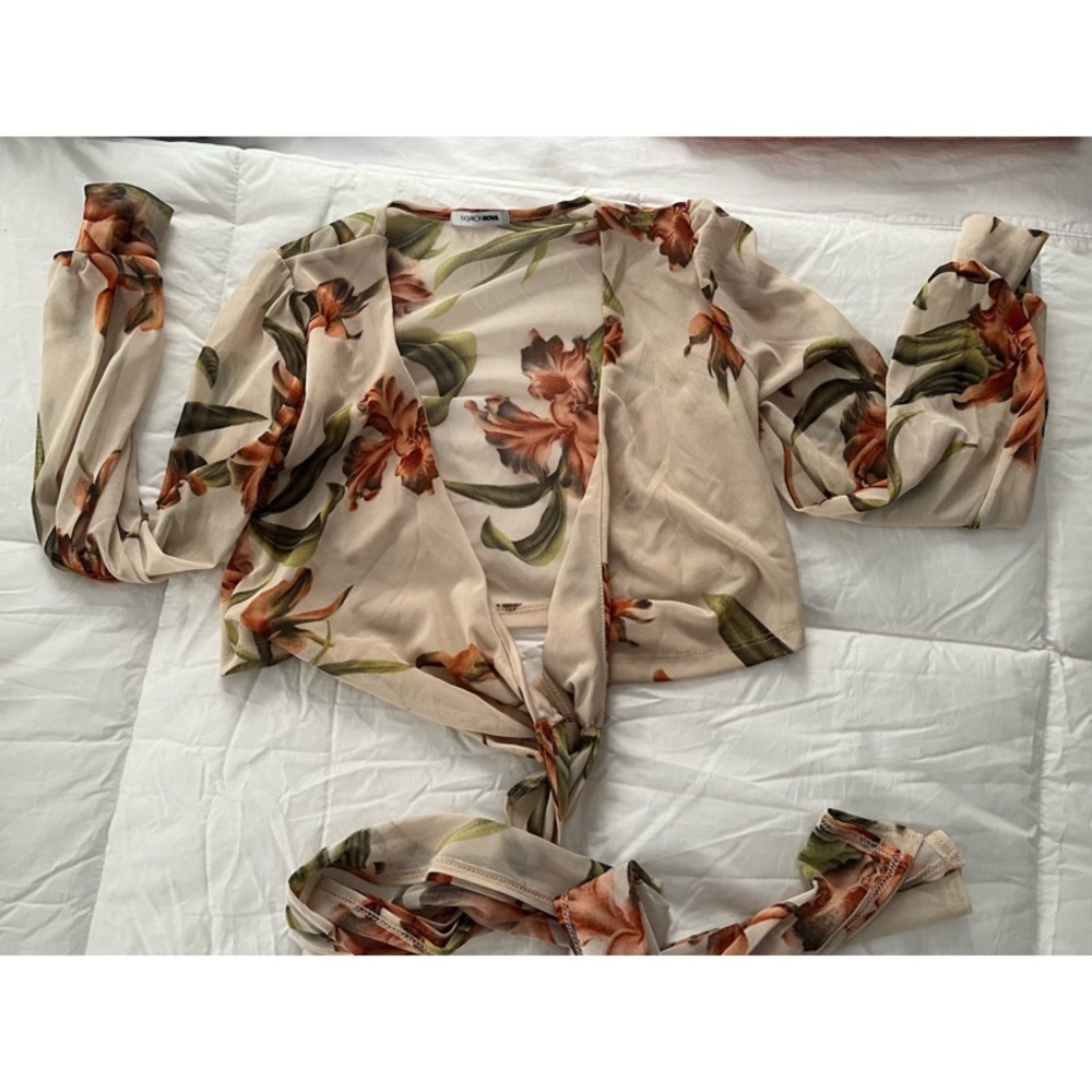 Floral cropped tie wrap blouse